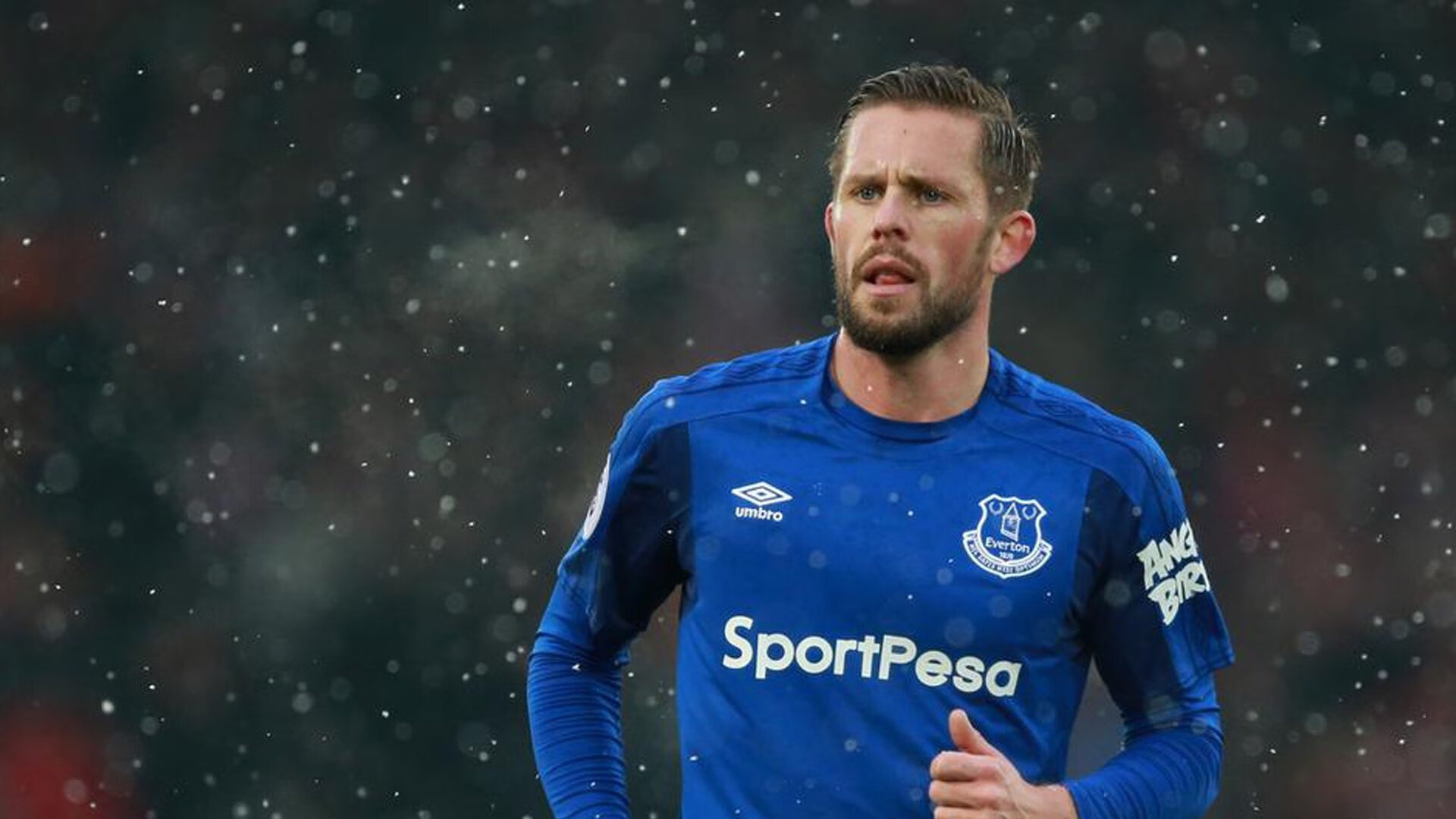 国家队后卫线人员调整加强防守转换与战术执行力，球队后卫